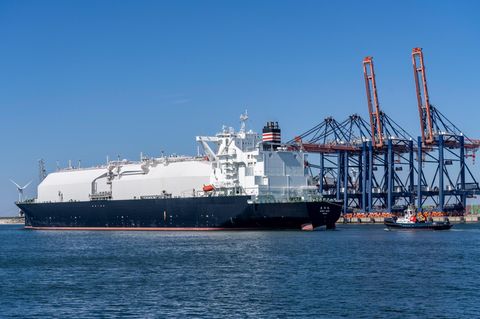 Ein LNG-Tanker aus den USA liegt in Rotterdam vor Anker