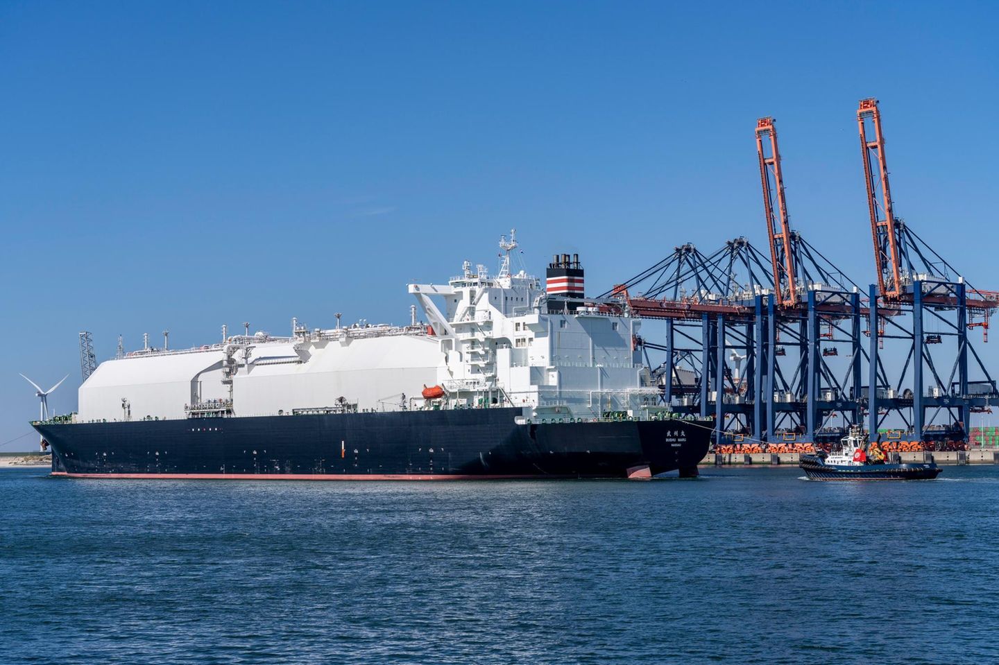 Ein LNG-Tanker aus den USA liegt in Rotterdam vor Anker