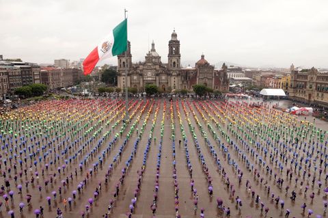 Mexiko ist für Anleihe-Investoren derzeit attraktiv, findet Vanguard-Fondsmanager Daniel Shaykevich. Nebenbei halten die Mexikaner neuerdings den Weltrekord für die größte von Menschen  gebildete Regenbogenfahne.