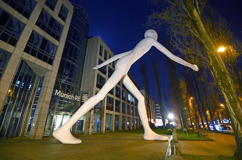 Der Walking Man – die bekannte Skulptur vor dem Hauptgebäude des Rückversicherers Münchener Rück.