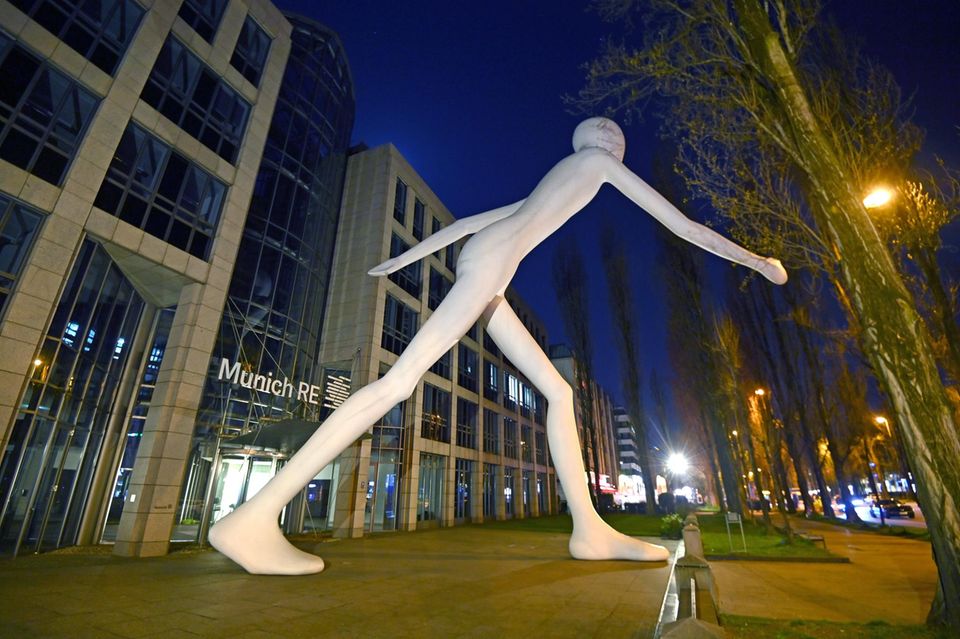 Der Walking Man – die bekannte Skulptur vor dem Hauptgebäude des Rückversicherers Münchener Rück.