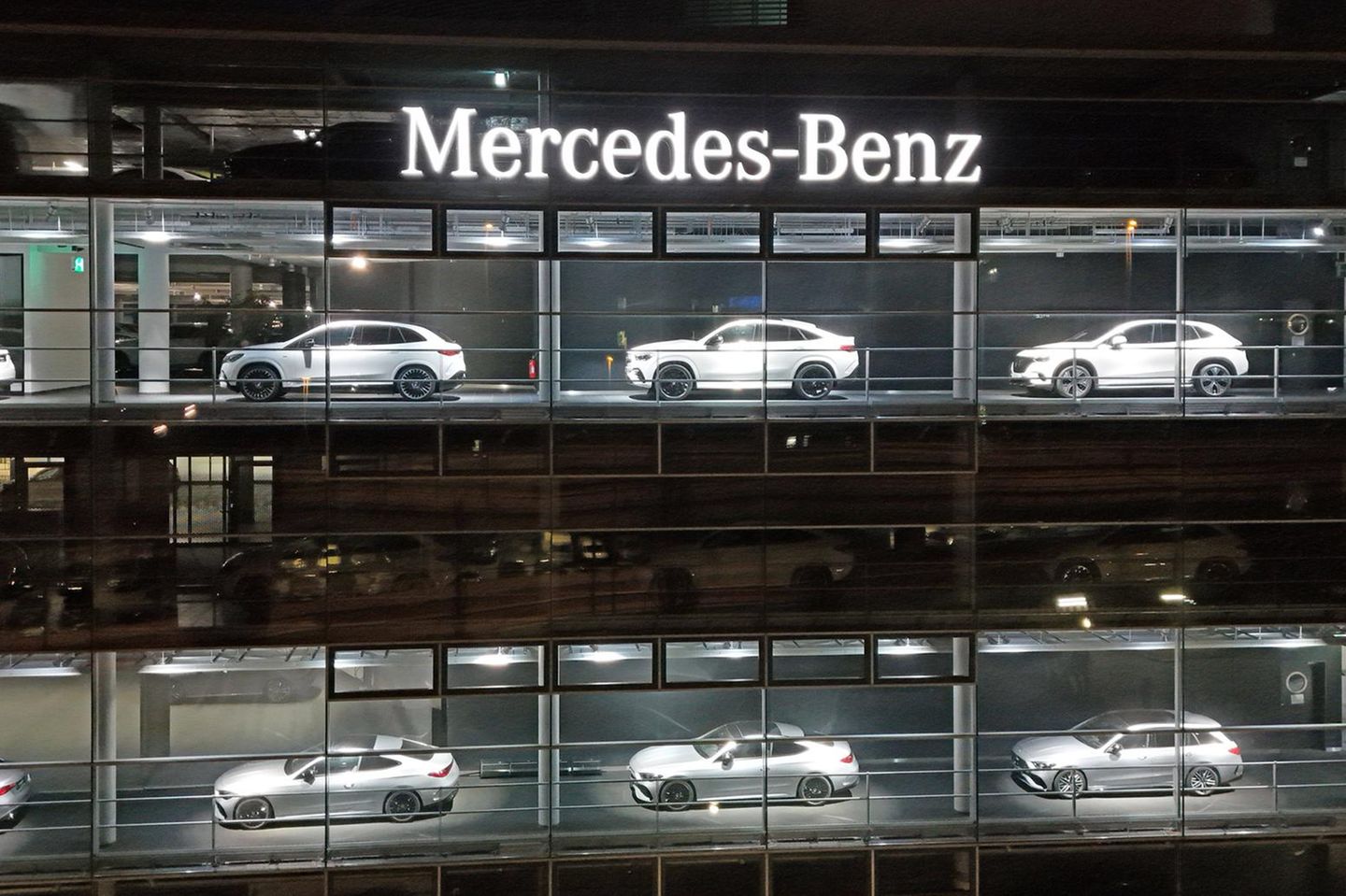 Mercedes-Benz Autohaus in München bei Nacht
