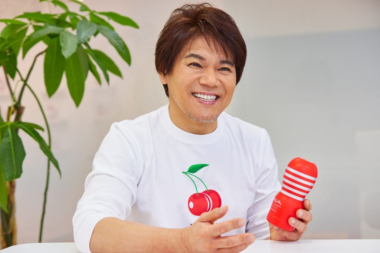 Tenga-Gründer Koichi Matsumoto auf einer Messe in Barcelona – mit der aktuellen Version des ersten Bestseller, der „Original Vacuum Cup“