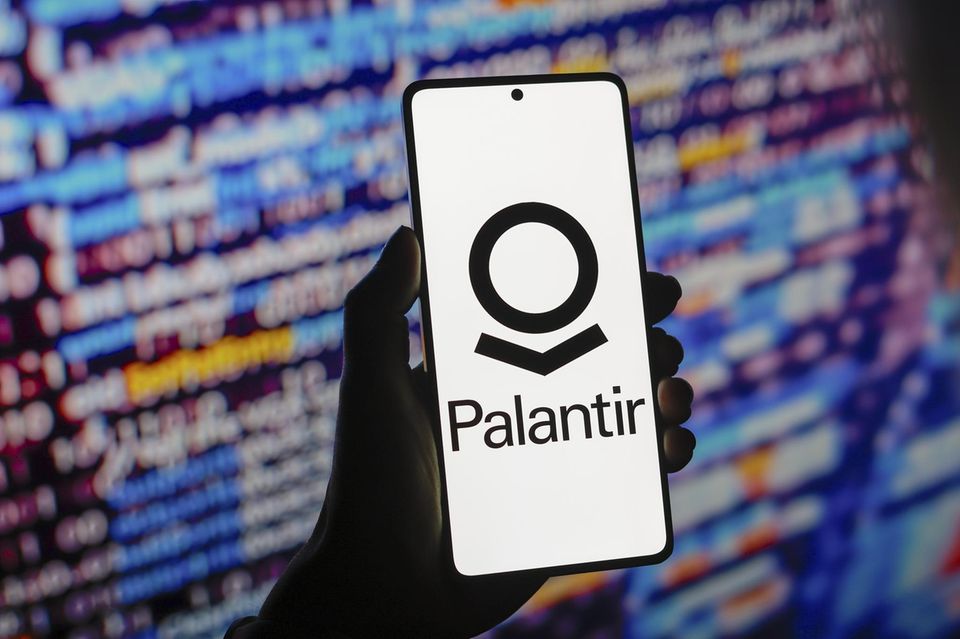 Auf einem Smartphone-Bildschirm ist das Palantir-Logo zu sehen
