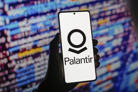 Auf einem Smartphone-Bildschirm ist das Palantir-Logo zu sehen