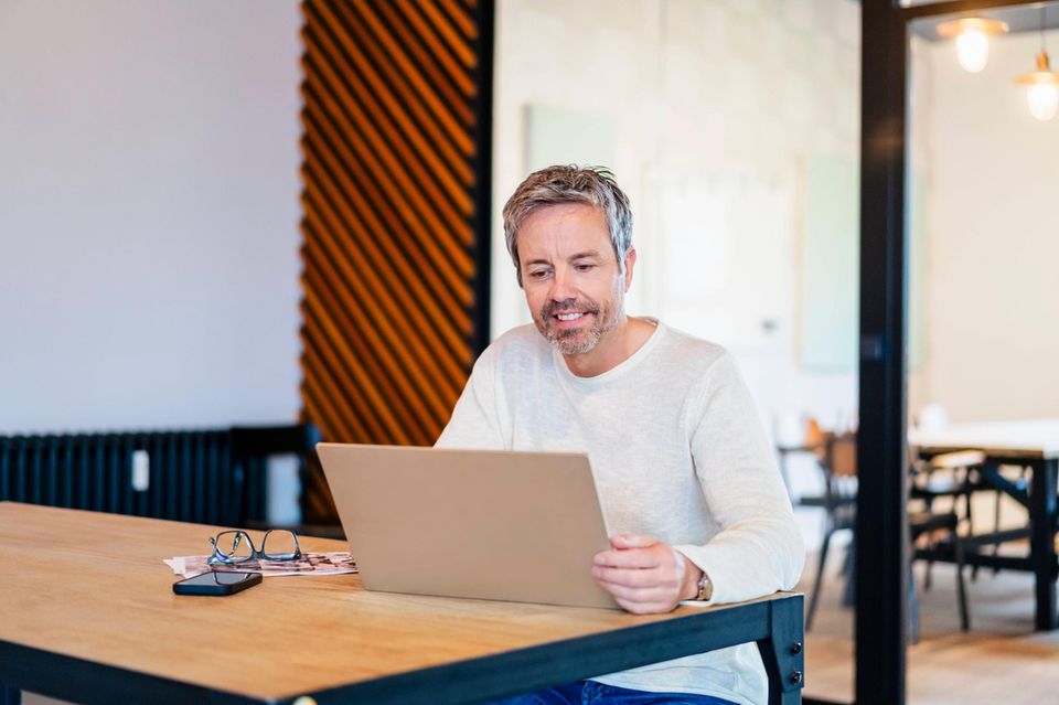 Mann arbeitet am Laptop für seinen Beruf