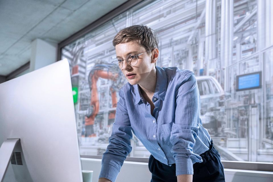 Frau vor einem Computer