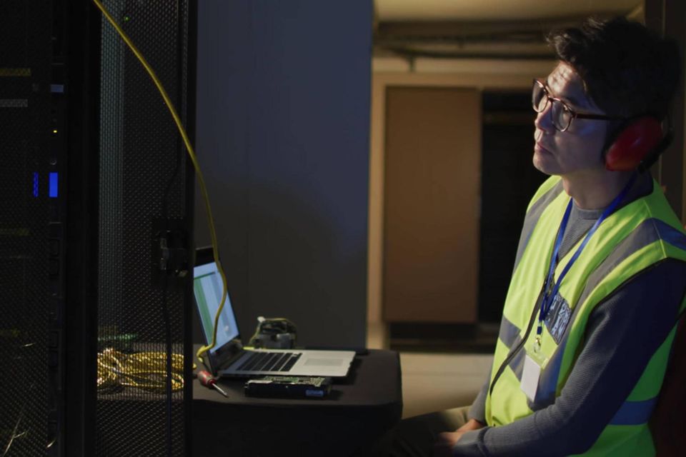 Mann arbeitet im Serverraum