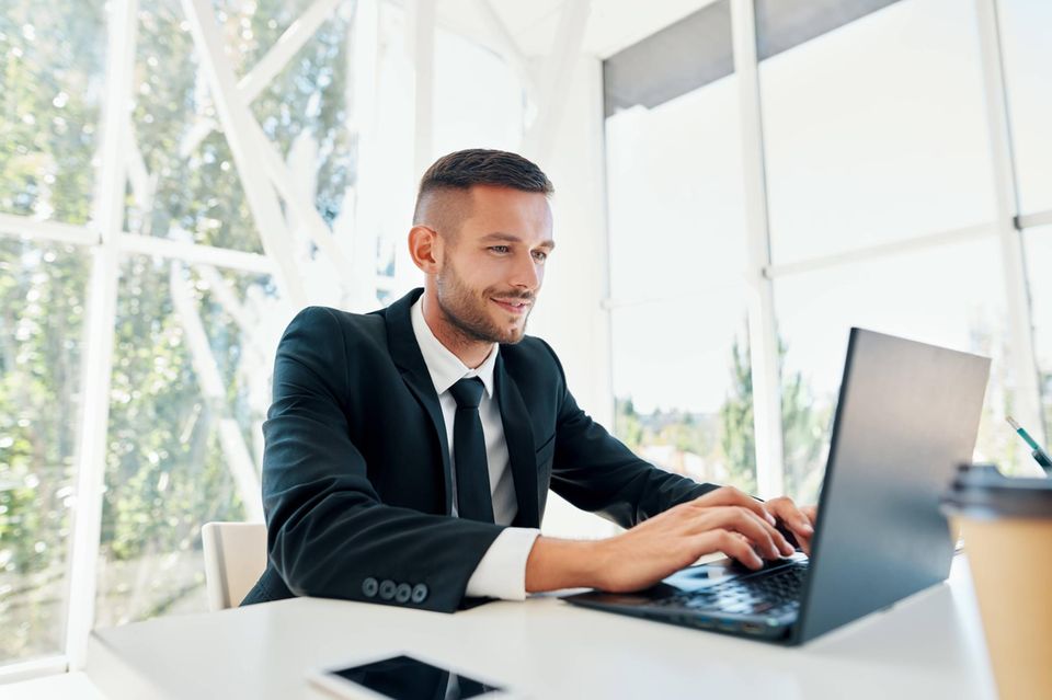 Geschäftsmann arbeitet am Laptop