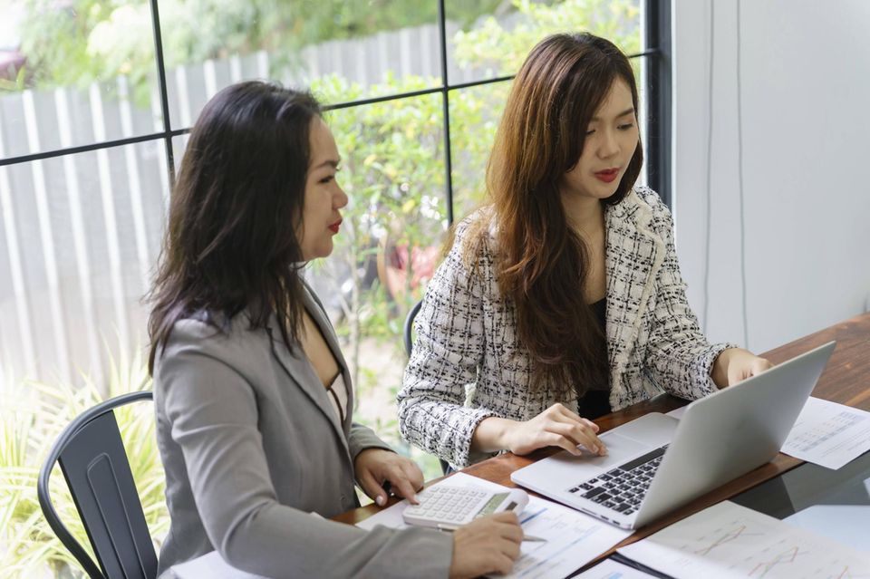 Zwei Frauen arbeiten am Laptop