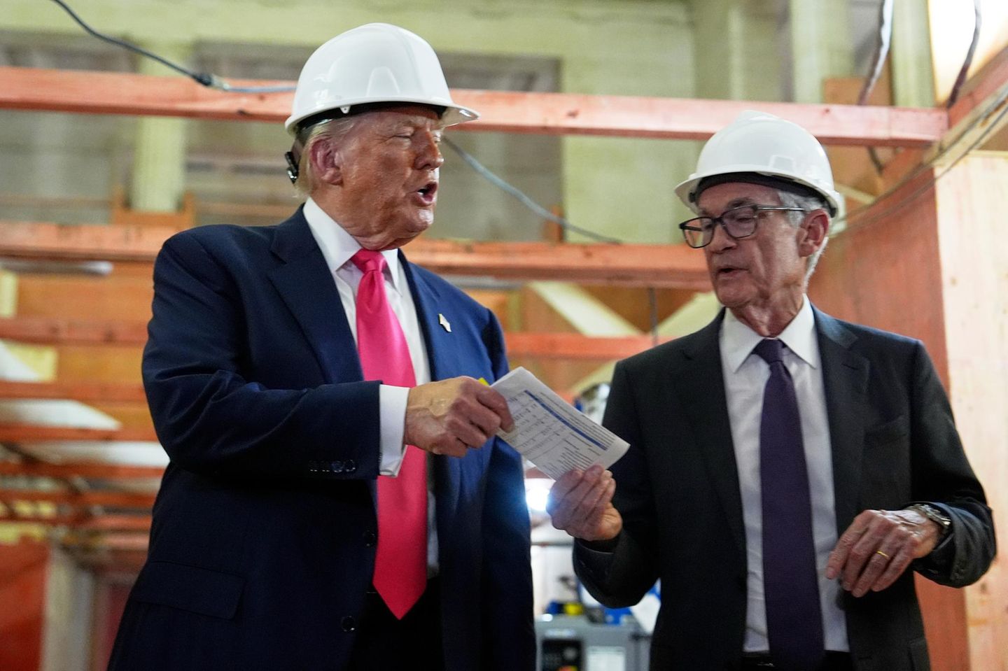 US-Präsident Donald Trump und Fed-Chef Jerome Powell auf der Fed-Baustelle