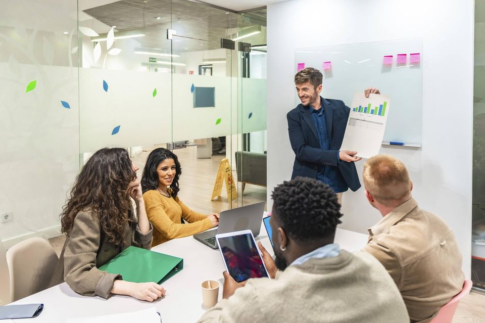 Marketingleiter in einer Geschäftsbesprechung mit seinem Team