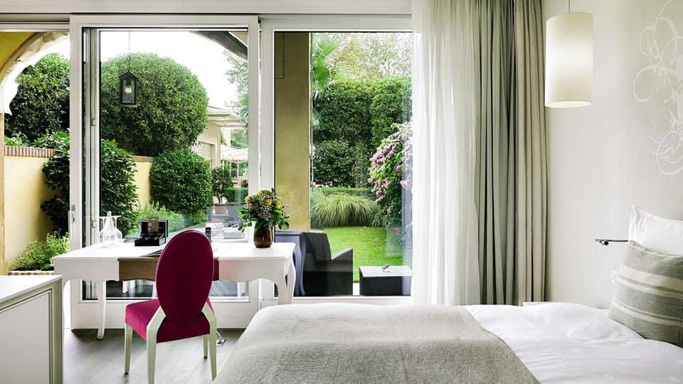 Die Junior-Suite bietet 52 Quadratmeter hell möblierten Wohnraum und eine eigene Terrasse