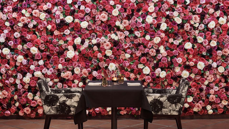 Die spektakuläre Blumenwand im „Ristorante Ecco Ascona“ besteht aus über 11.000 echten Rosenblüten