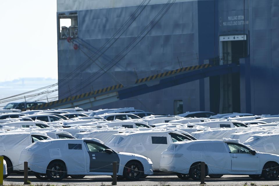 Zahlreiche Neuwagen der Marken Volkswagen und Audi stehen zur Verladung im Hafen bereit
