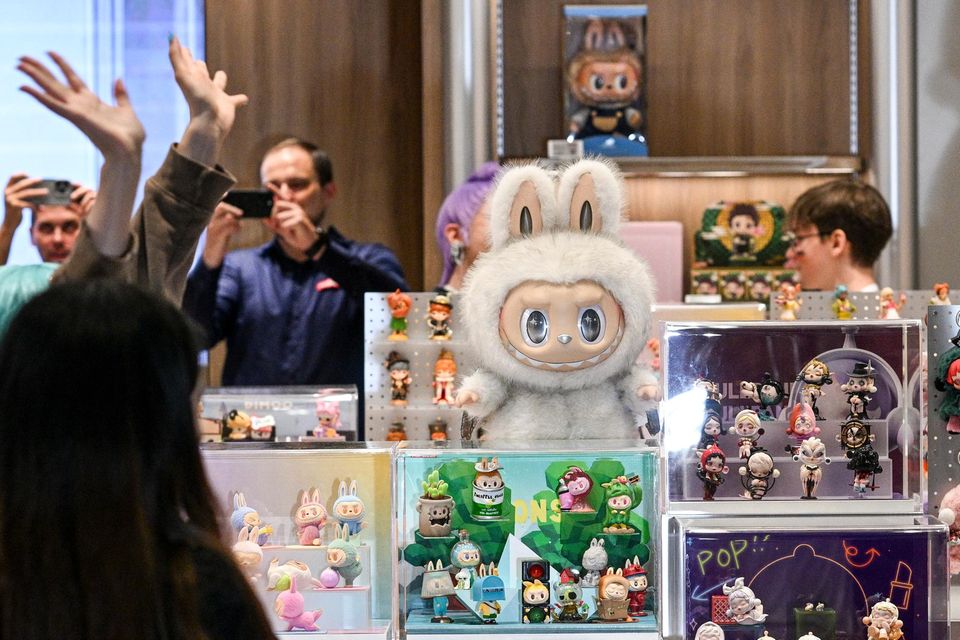 Eine große Labubu-Plüschfigur steht bei der Eröffnung im ersten Labubu-Store in Berlin