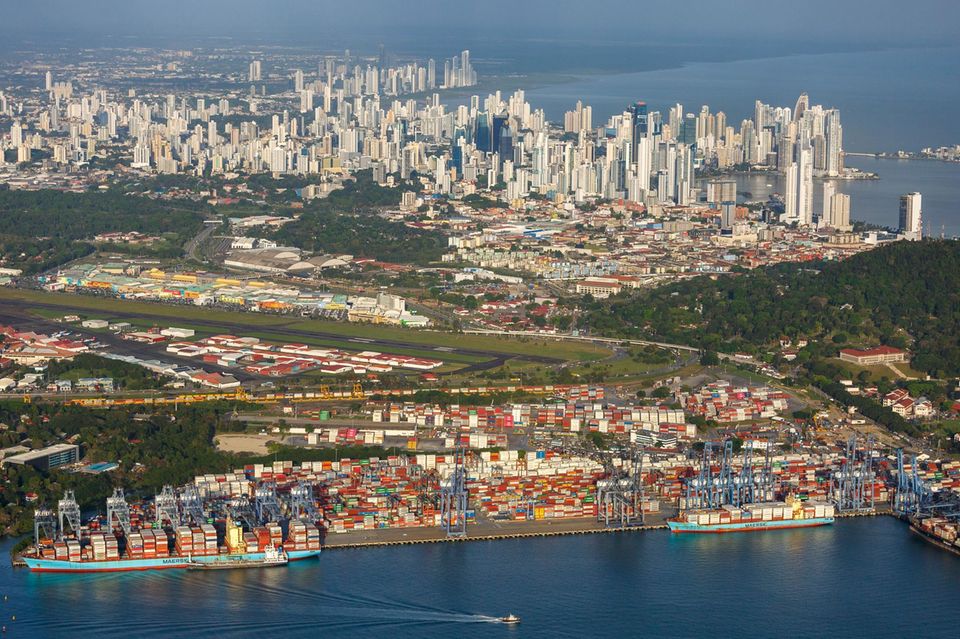 Panama-Stadt und der Hafen Balboa, Kanaleinfahrt vom Pazifik