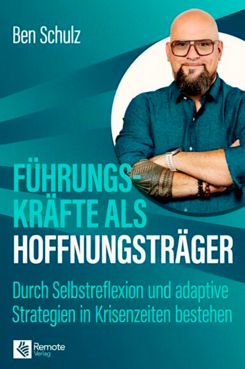 Das Buch von Ben Schulz ist ein Plädoyer dafür, über aktuelle und vergangene Krisen hinauszudenken und aktiv an einer besseren Zukunft zu arbeiten. Für den Coach ist die Fähigkeit, Hoffnung zu wecken, eine der wichtigsten Eigenschaften von Führungskräften. Er fordert deshalb, die eigene Denkweise kritisch zu hinterfragen. Mit Beispielen und grafisch aufbereiteten Anleitungen liefert er Impulse für effektive Führung. Außerdem richtet er den Blick darauf, wie man die eigene innere Erfolgsmischung findet.