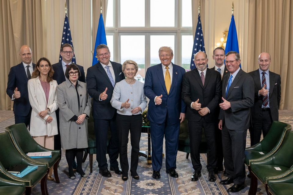US-Präsident Trump und EU-Kommissionschefin von der Leyen posieren für ein Gruppenbild