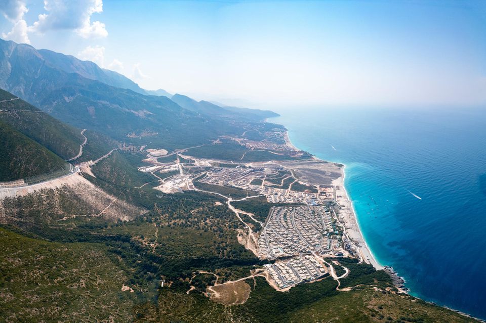 Una enorme obra en construcción en una costa boscosa de Albania