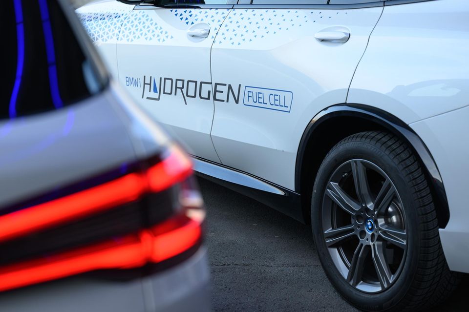 Zwei BMW iX5 Hydrogen stehen vor dem Werk in Leipzig