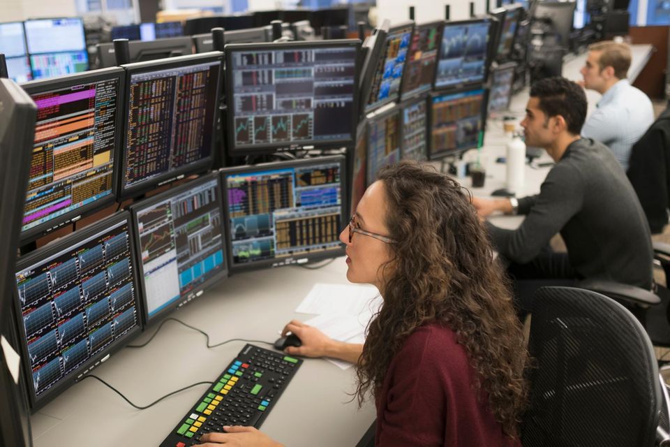 Händler arbeiten an ihren Computern