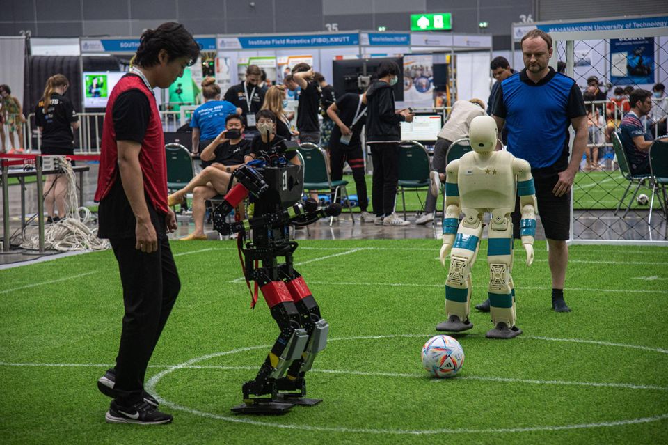 Humanoide Roboter spielen Fußball