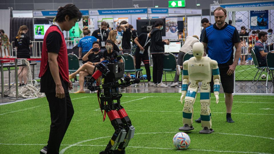 Humanoide Roboter spielen Fußball Humanoide Roboter spielen Fußball