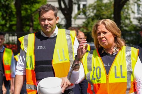 Lars Klingbeil und Bärbel Bas nehmen an einer Prüfung der Finanzkontrolle Schwarzarbeit des Zolls teil