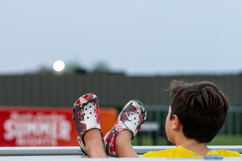 Ein JUnge trägt Crocs-Schuhe