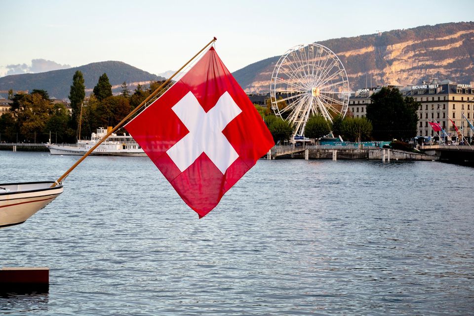 Boot mit Schweizer Flagge auf Genfer See