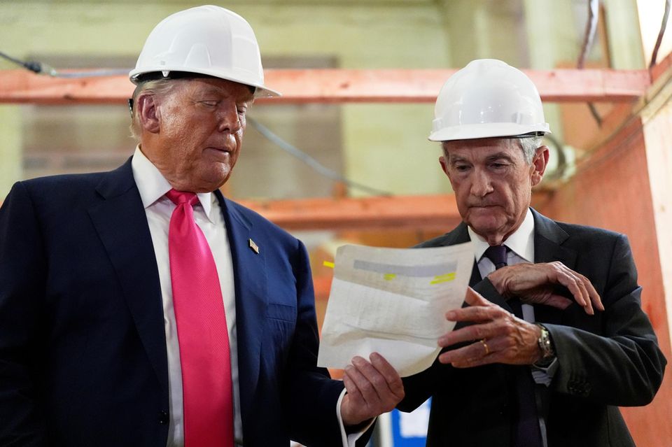 Donald Trump (links) und Fed-Chef Jerome Powell auf der Baustelle der Fed-Zentrale