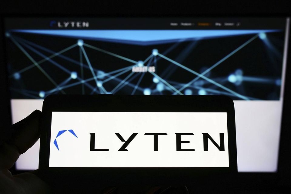 Akıllı telefonda pil üreticisi Lyten'in logosu