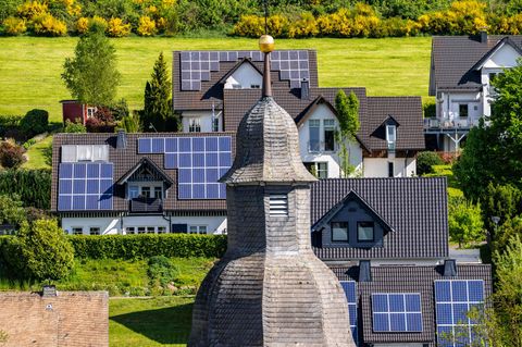 Wohnhäuser in Schmallenberg mit Photovoltaik Modulen auf den Dächern