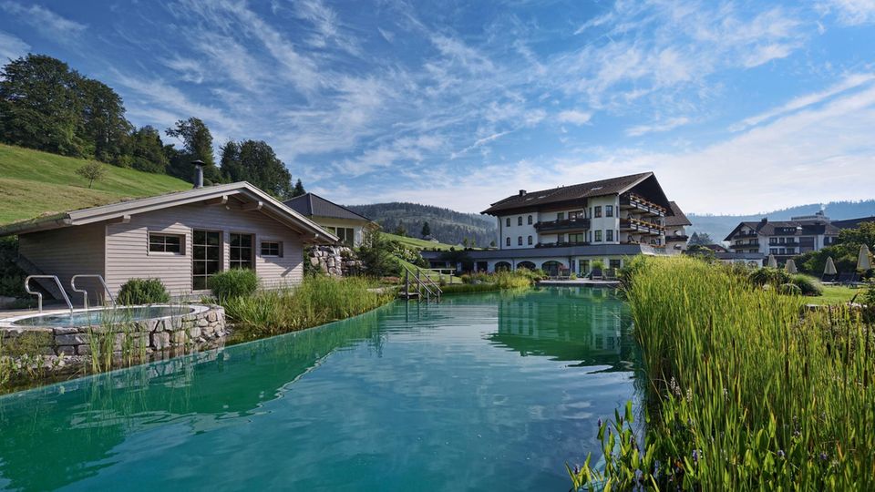 Das jüngst erweiterte Saunadorf mit Naturbadeteich ist ein wahres Paradies für alle Freunde des gepflegten Schwitzens