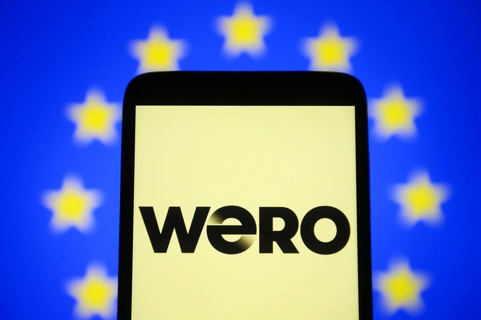 Ein Smartphone mit Wero-Logo vor europäischer Fahne