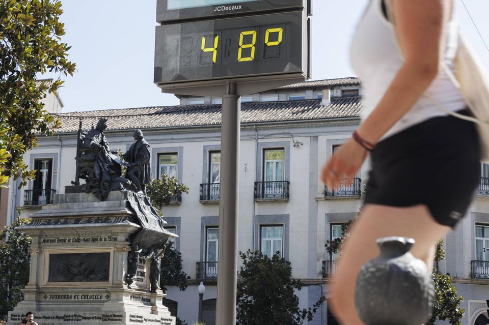 Ein Temperaturanzeiger in Granada zeigt 48 Grad Celsius an