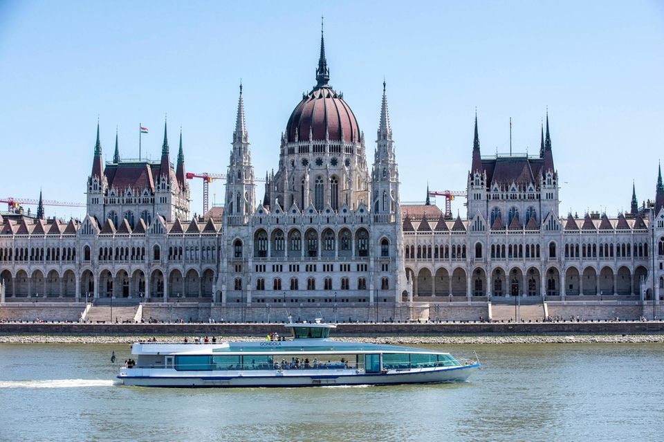 Ein Schiff fährt auf der Donau