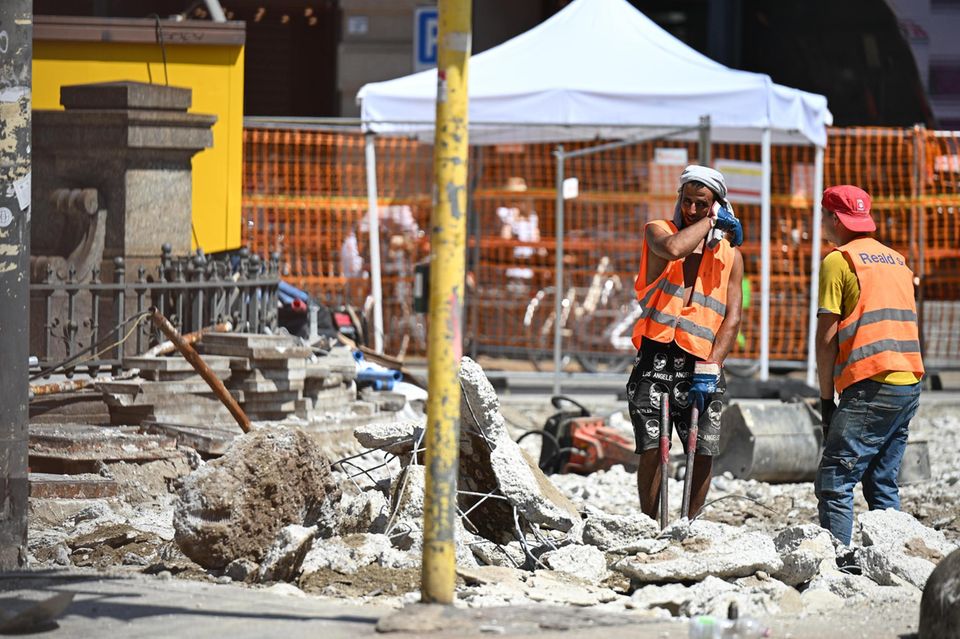 Bauarbeiter bei großer Hitze auf einer Baustelle in Mailand
