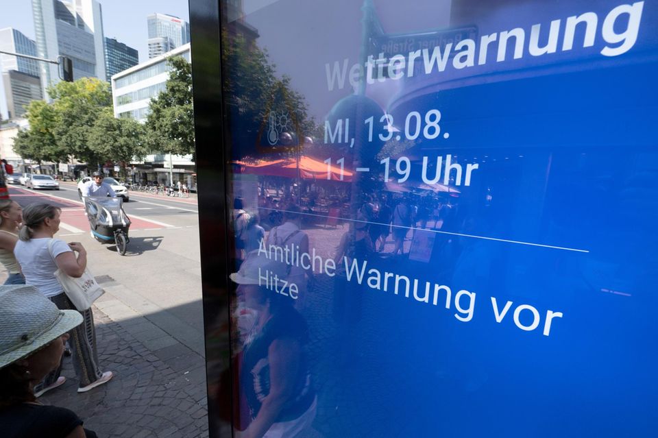 Ein  Display informiert Passanten in Frankfurt über das richtige Verhalten bei Hitze