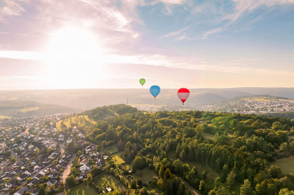 Mongolfiere sopra la città di Calw nella Foresta Nera