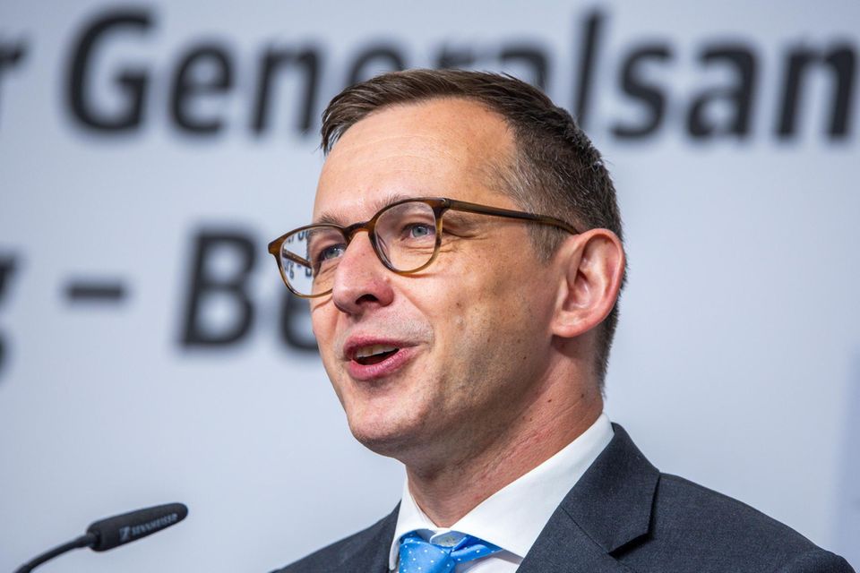 Der Bahnnerd  Name: Philipp Nagl  Alter: 43 Jahre  Bisheriger Job: Chef der Infrastrukturtochter InfraGo  Was für ihn spricht: Nagl kennt sich fachlich sehr gut aus, besonders bei Struktur und Infrastruktur. Er war verantwortlich für den Netzzustandsbericht, den ersten Bericht über den wahren (schlechten) Zustand des Netzes.   Was gegen ihn spricht: Auch er ist politisch schlecht vernetzt.