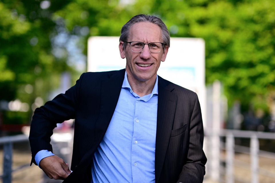 Die politische Allzweckwaffe  Name: Jörg Kukies  Alter: 57 Jahre  Aktueller Job: Kukies wäre aktuell frei, er war bis zum Regierungswechsel Bundesfinanzminister.  Was für ihn spricht: Er ist politisch sehr erfahren und gut vernetzt. Außerdem überblickt er die öffentlichen Finanzen.  Was gegen ihn spricht: Kukies hat keinen operativen Bahn- oder Infrastruktur-Hintergrund.