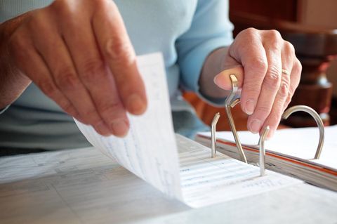 Steuererklärung: Frau ordnet Papiere