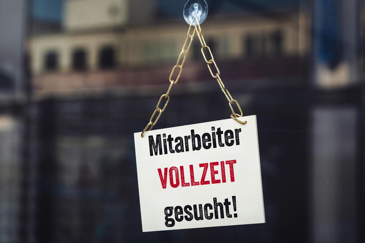 Schild mit der Aufschrift „Mitarbeiter Vollzeit gesucht"