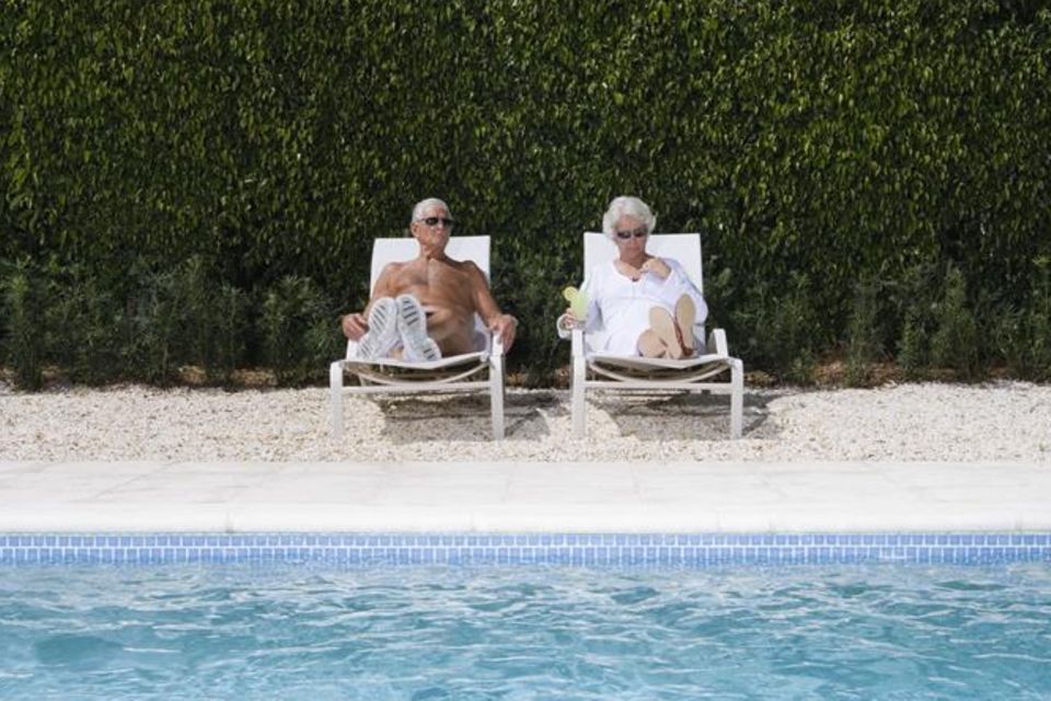 Zwei ältere Menschen am Pool