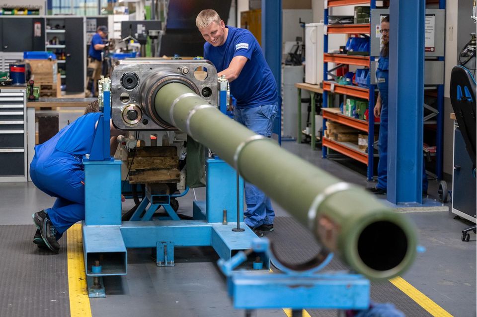 Mitarbeiter bei Rheinmetall arbeiten an einer Kanone für den Kampfpanzer Leopard 2A4