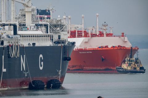 Von Schleppern begleitet transportiert ein LNG Tanker eine Ladung Flüssiggas zum Energie-Terminal auf der Insel Rügen