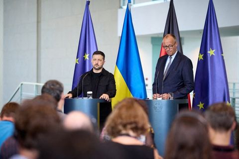 Der ukrainische Präsident Wolodymyr Selenskyj (links) mit Bundeskanzler Friedrich Merz.