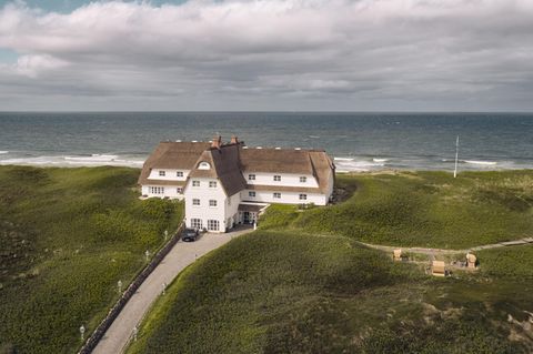 Der „Söl’ring Hof“ liegt mitten auf einer Düne in Rantum auf Sylt – zwischen Nordsee und Wattenmeer